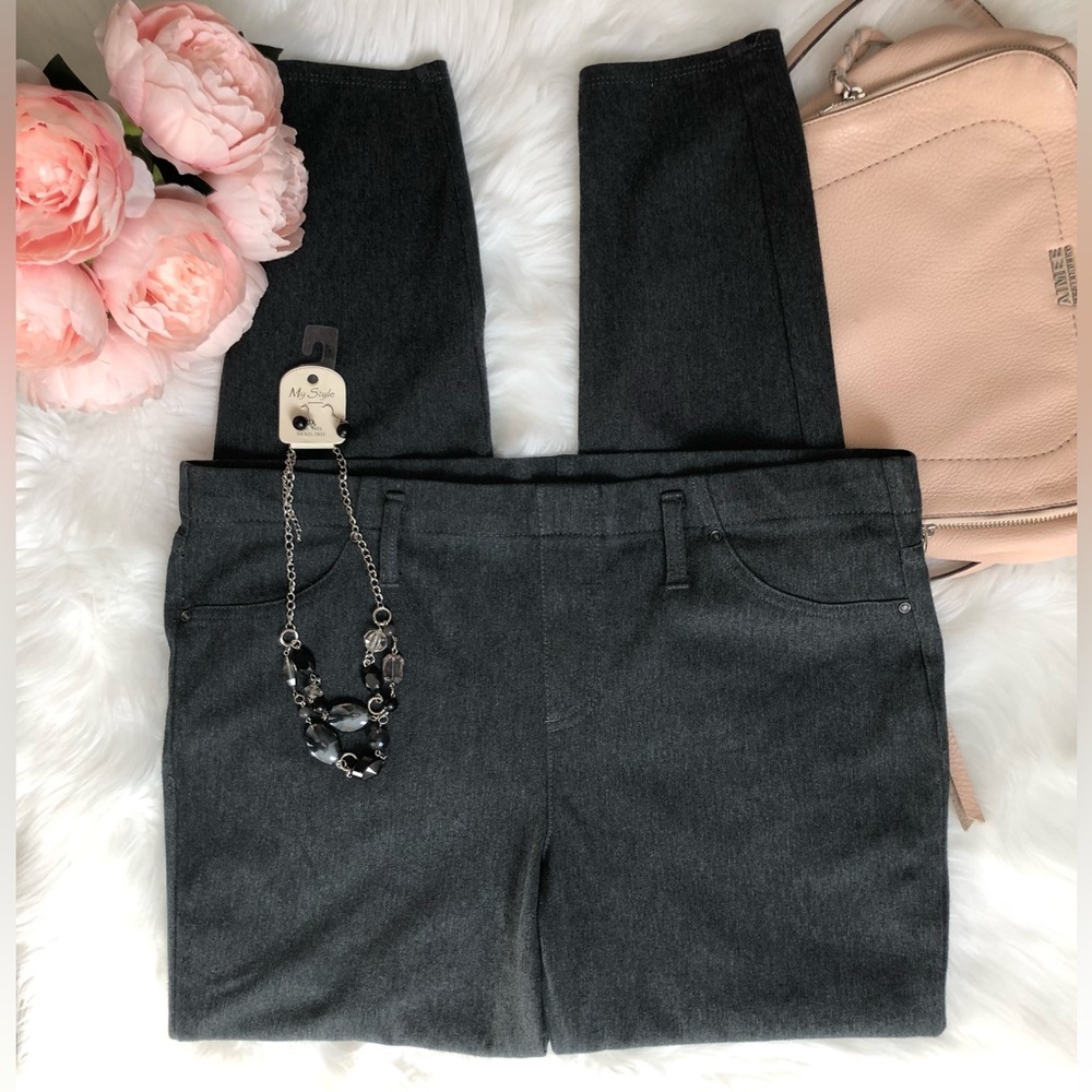 Time & Tru Stylish Grey Jeggings Size XL & NWT Necklace Set